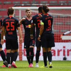  巴黎圣日耳曼卫冕在望，末轮只需一分  