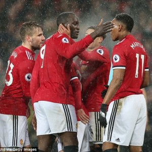  曼城铁卫头槌制胜，连续十场零封创英超新纪录  