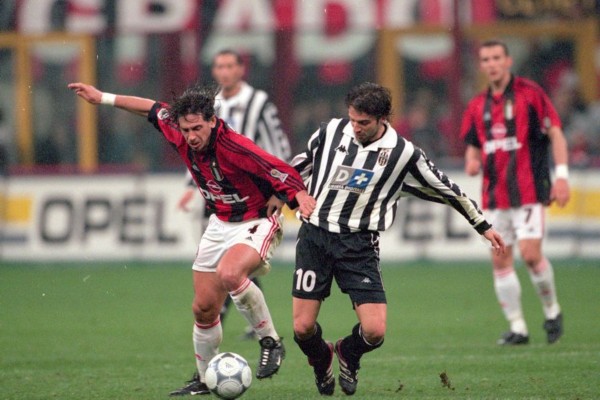  AC米兰主场溃败，球迷高呼教练下课  